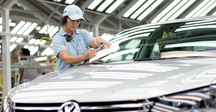 Pekskärm - VW-fabriken Chattanooga använder ULTRA-teknik en kvinna som skriver på ett papper