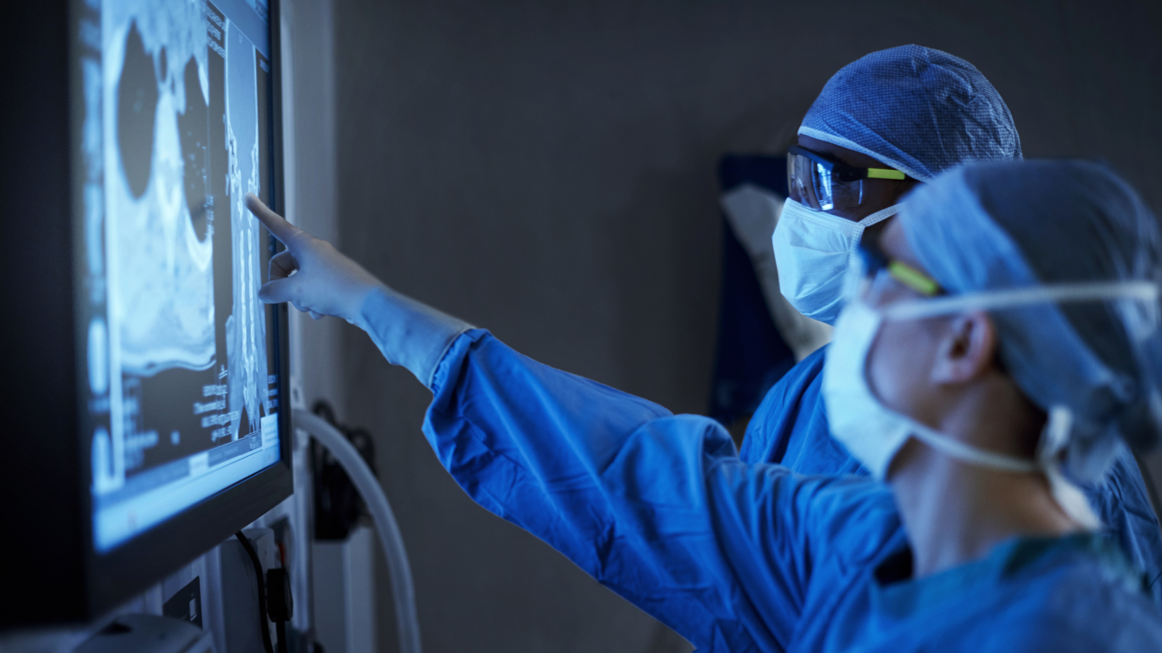 Tıbbi - Tıbbi cerrahi maske ve gözlük takan bir grup insan