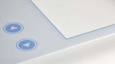 Tilpasset berøringsskjerm - Omvendt utskrift av et nærbilde av en hvit og blå logo