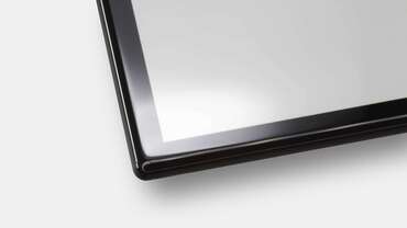 Impactinator® Glass - Edge usindikaji karibu-up ya screen nyeusi na nyeupe