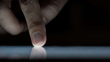 מסך מגע - Multi-Touch אצבע הנוגעת במסך מגע