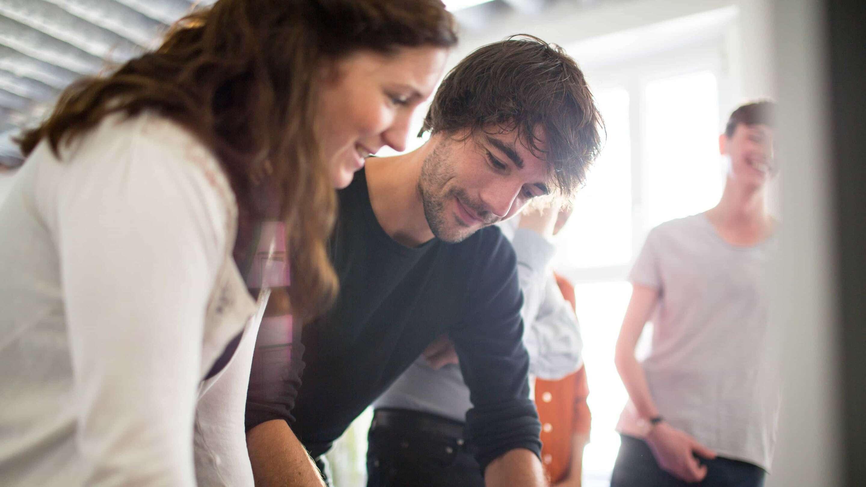 Start-Ups - Industries un homme et une femme regardant un ordinateur portable