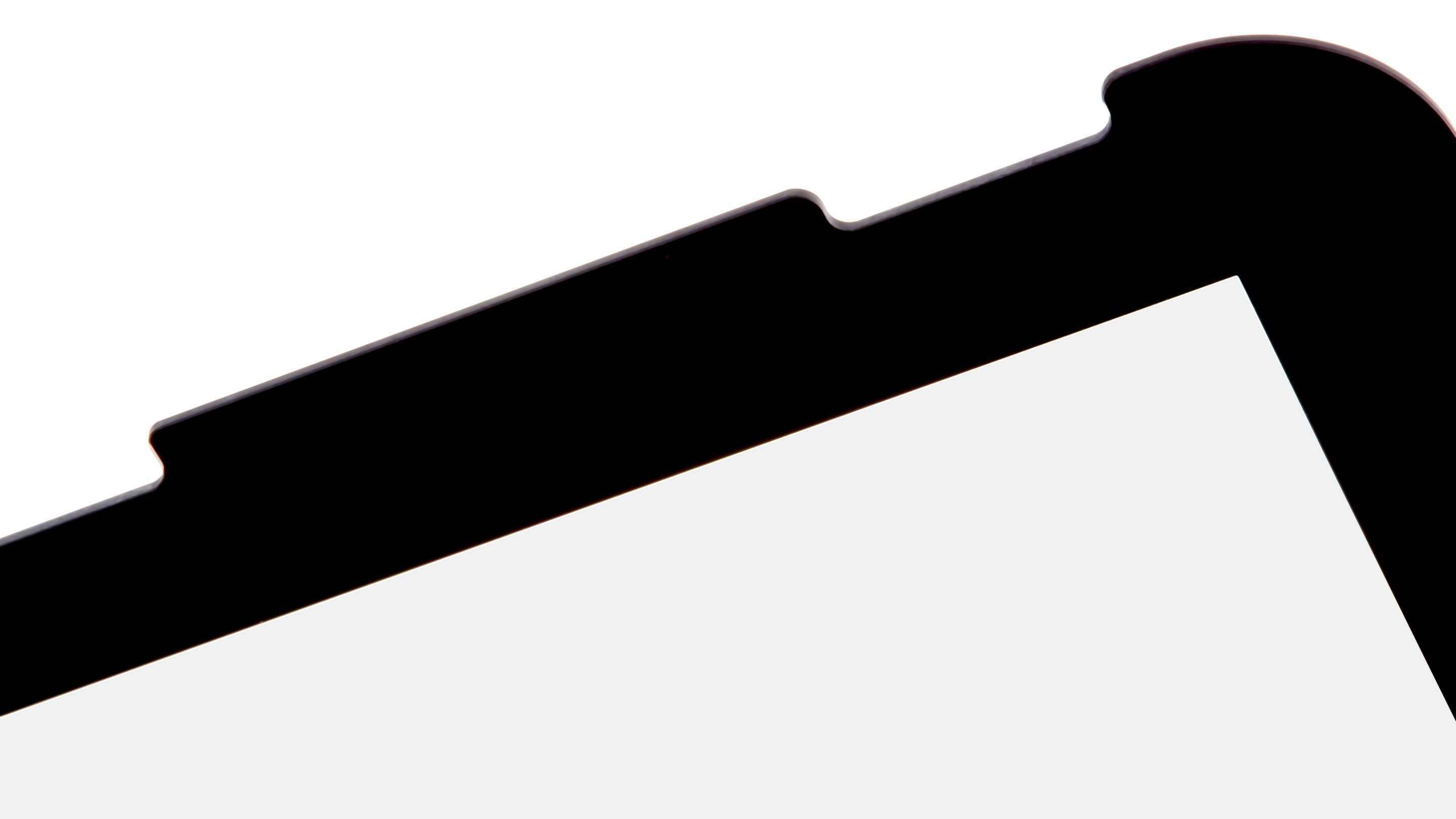 Impactinator® Glass - Glass perfekt behandlet en svart filmapp med hvit bakgrunn
