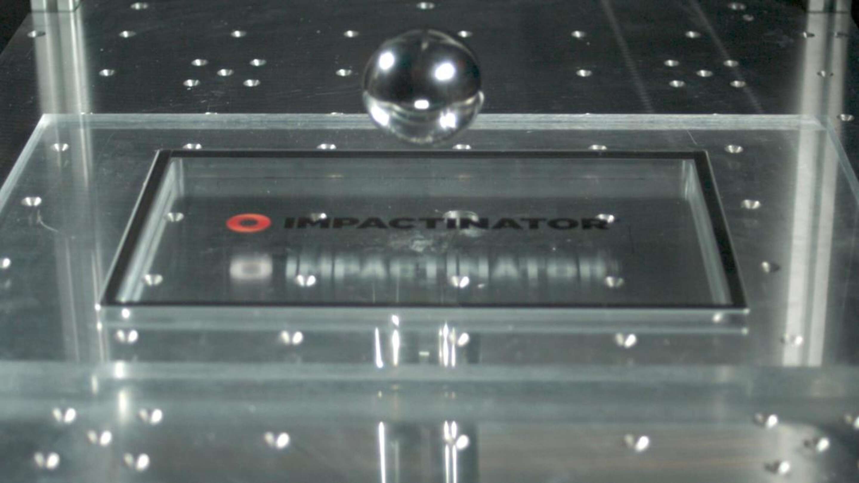 Сенсорный экран - IK10 Touchscreen капля воды, падающая на прозрачную поверхность