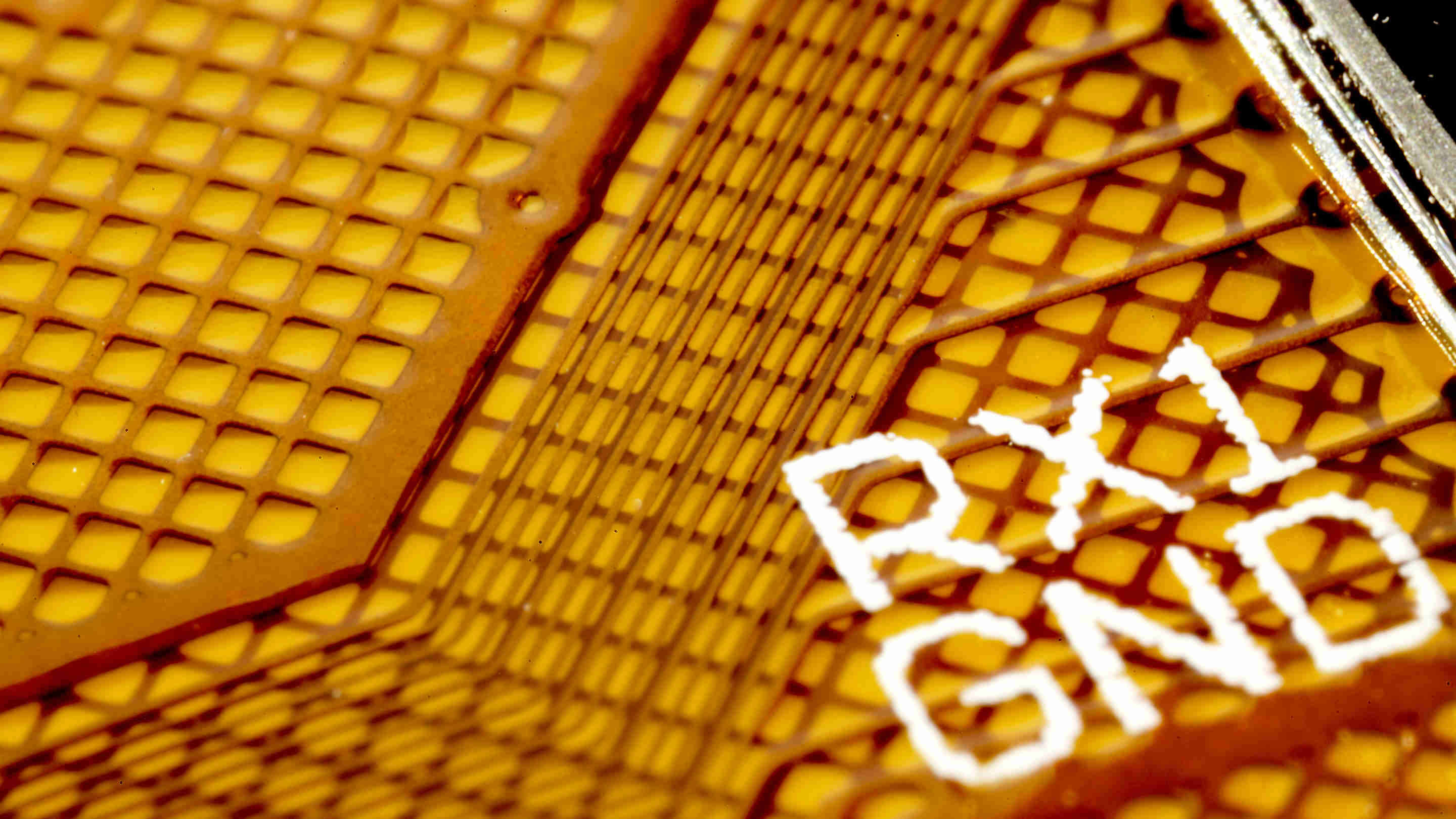 Сенсорный экран - микросхема выхода кабеля крупным планом желтой поверхности