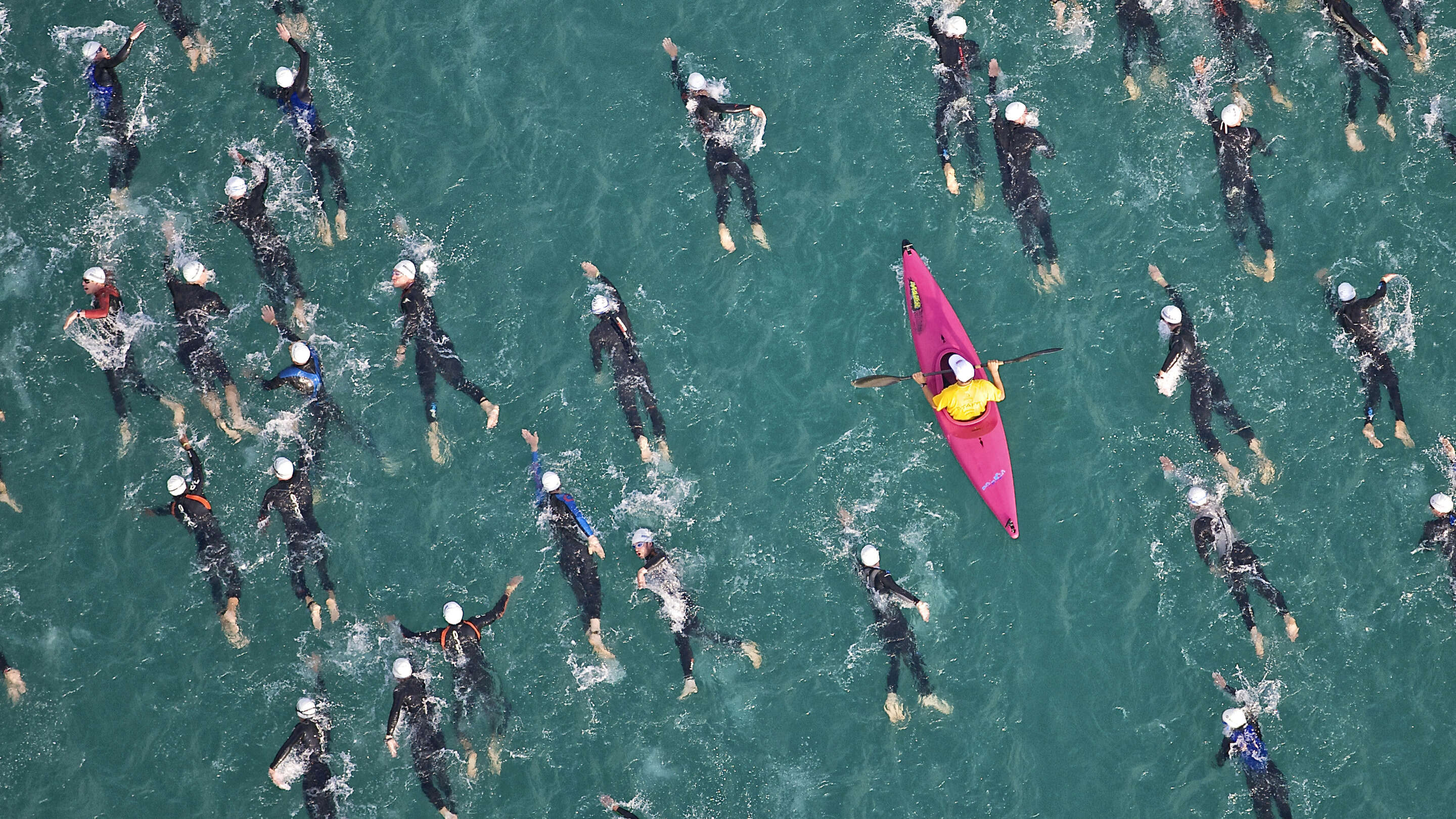 Mengapa Interelectronix sekelompok orang di kayak di dalam air