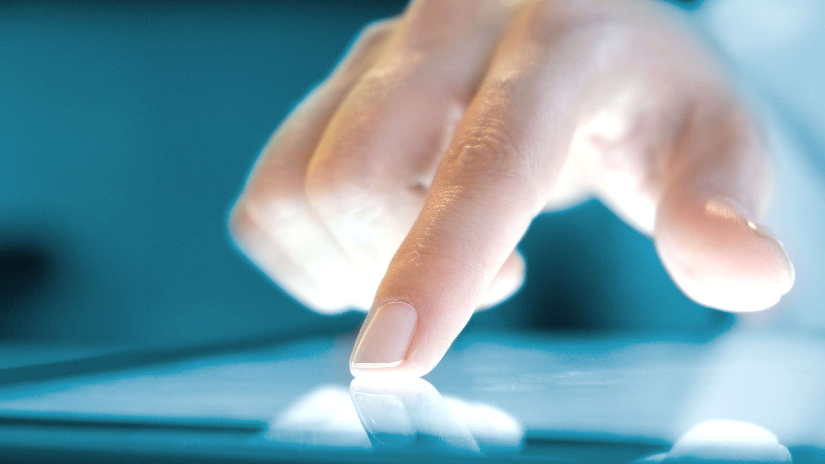 Ecran tactil - Comparație tehnologie ecran tactil Un prim-plan al unui deget care atinge un ecran tactil