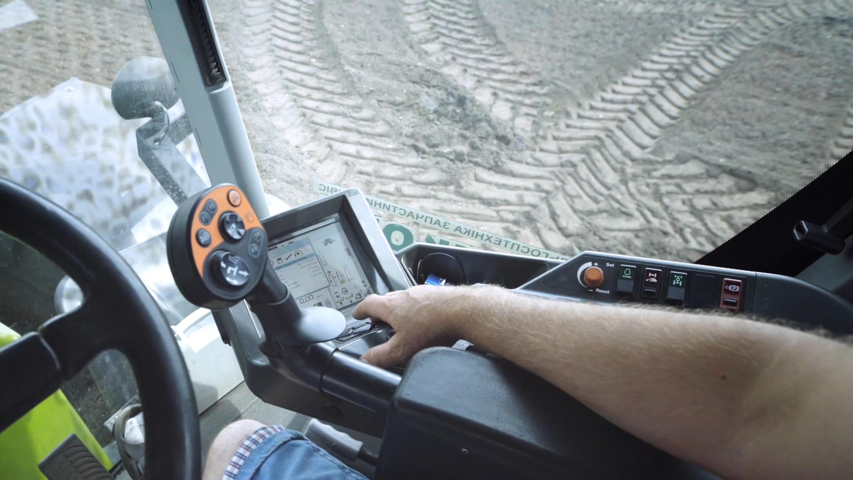 Poljoprivreda - Poljoprivreda Traktorski terminal osoba koja upravlja traktorom