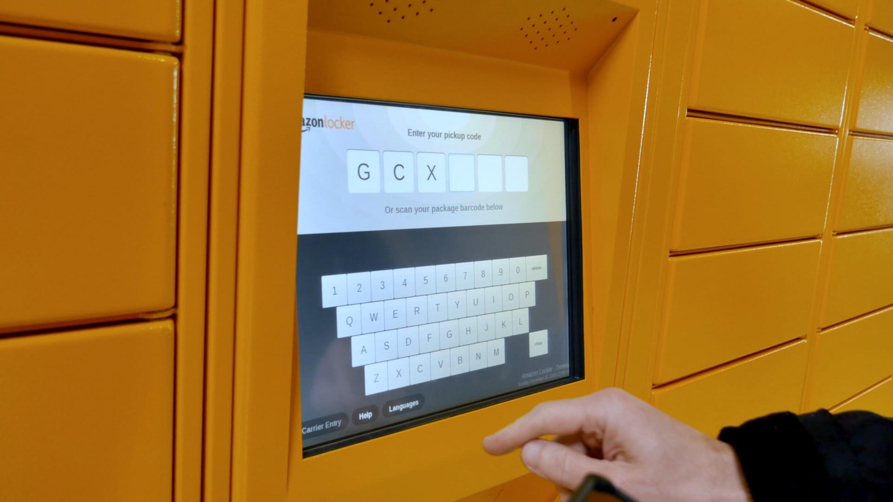 Màn hình IK10 - Màn hình IK10 Màn hình cảm ứng Trạm bưu kiện một bàn tay chạm vào bàn phím trên máy màu vàng