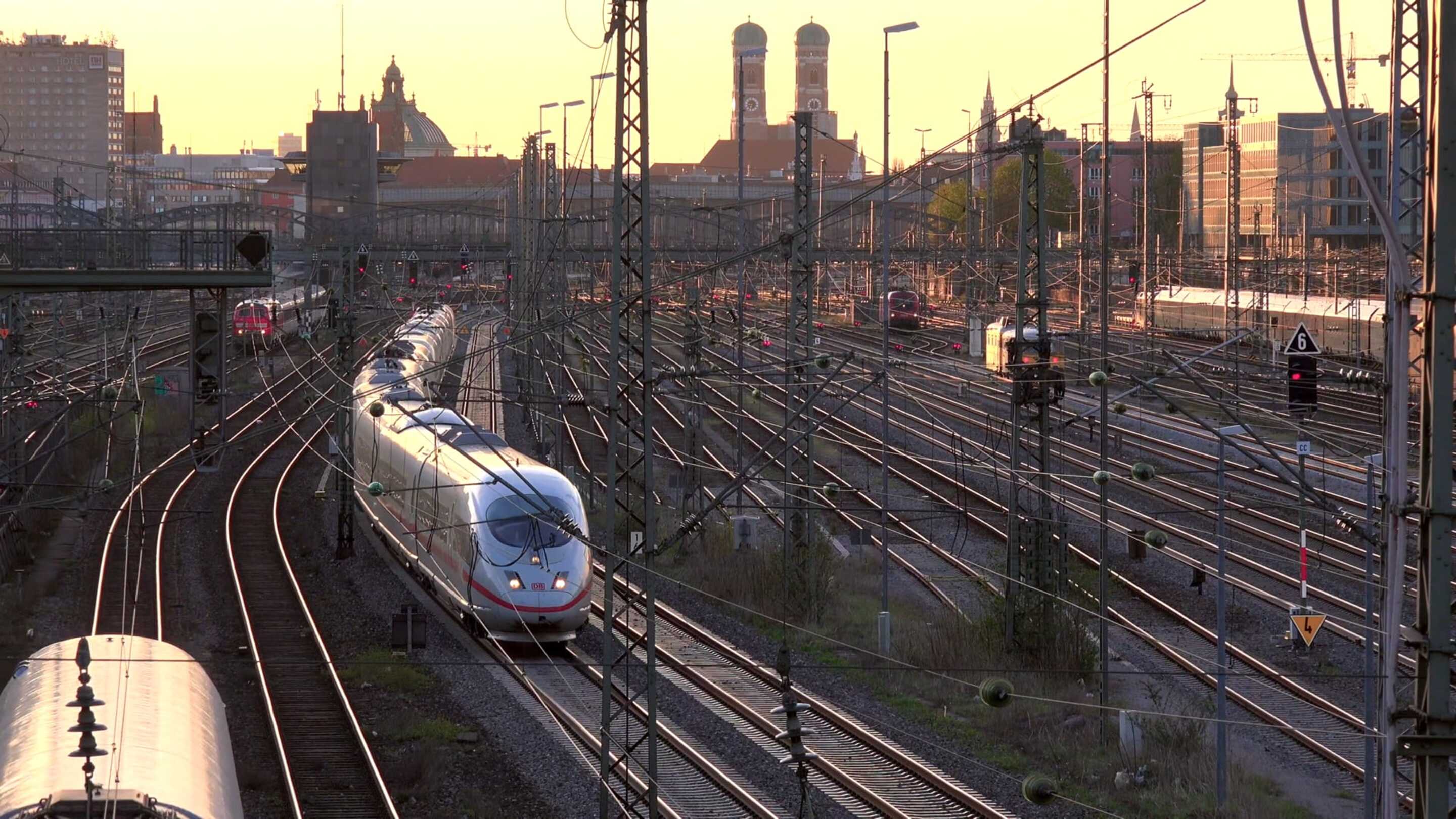 Mga Industriya - Sanayin ang tren sa mga track