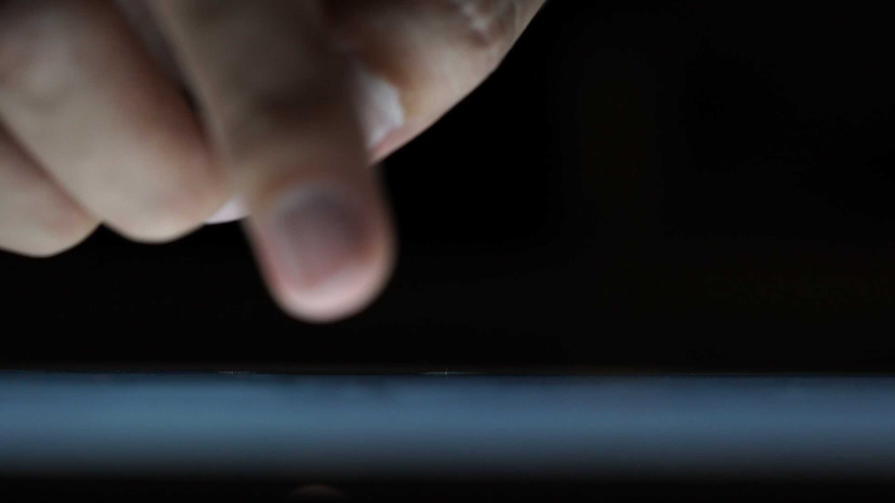PCAP-Touchscreen - PCAP-Touchscreen Multitouch mit einem Finger, der auf einen Bildschirm zeigt