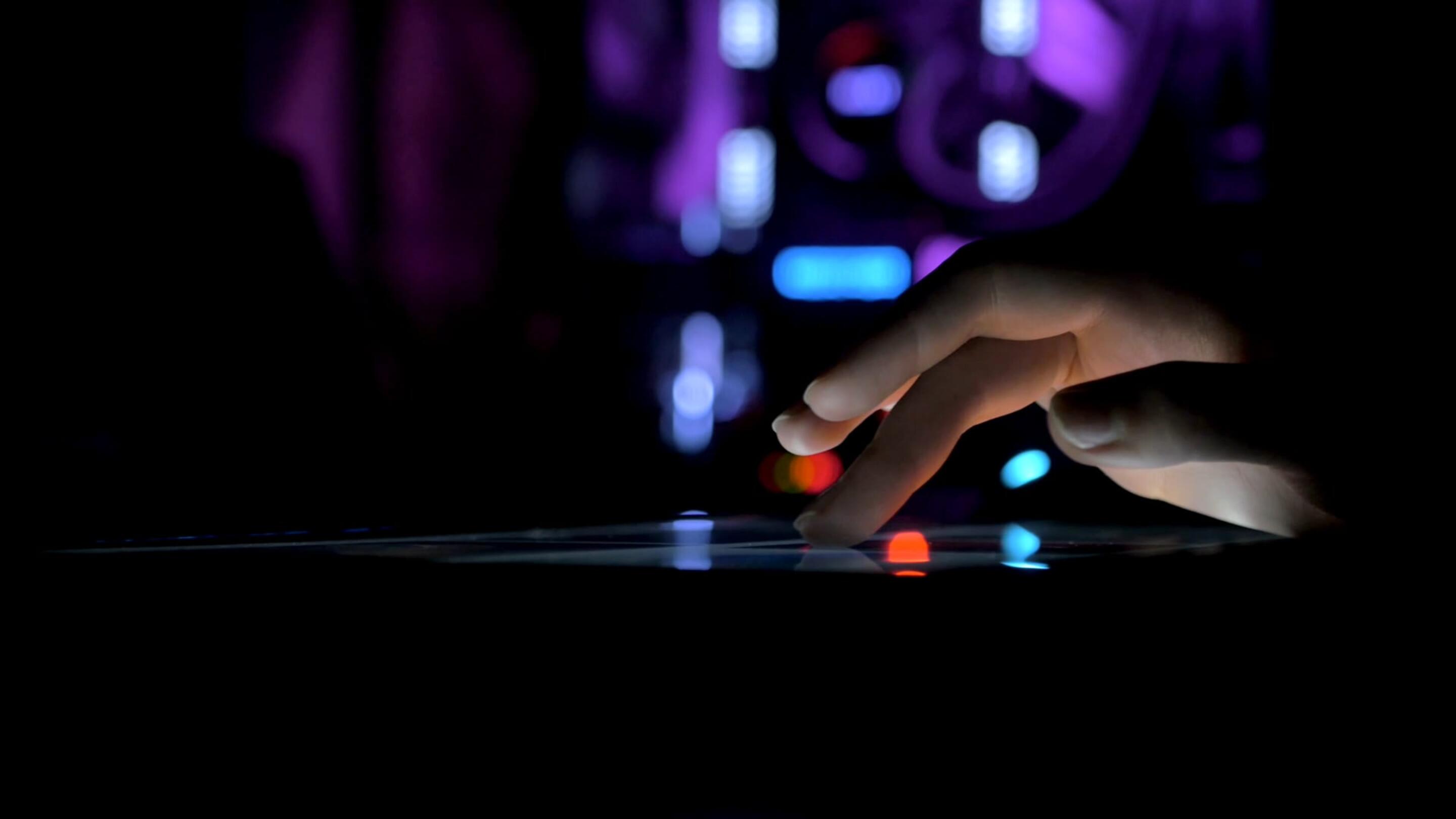 Ecran tactil - Atingere cu degetul Întunecarea unui deget care atinge un ecran tactil