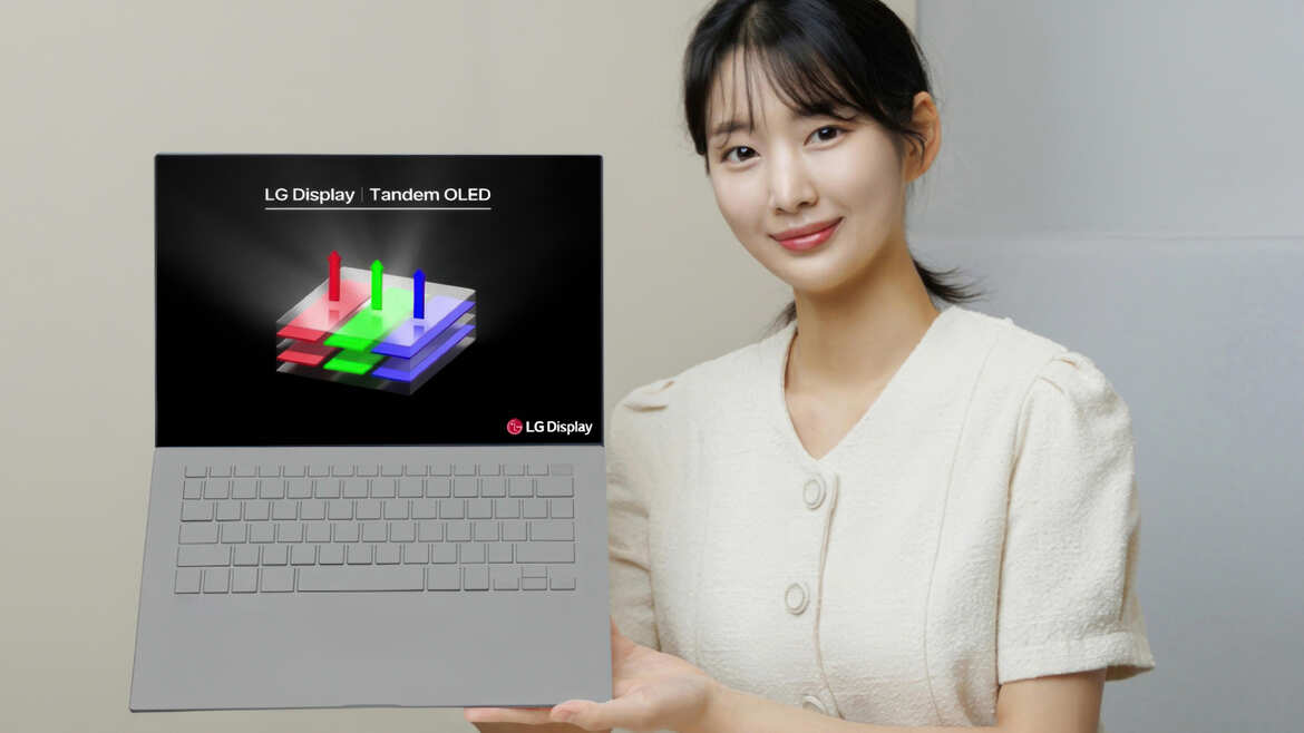 LG présente Tandem OLED une femme tenant un ordinateur portable