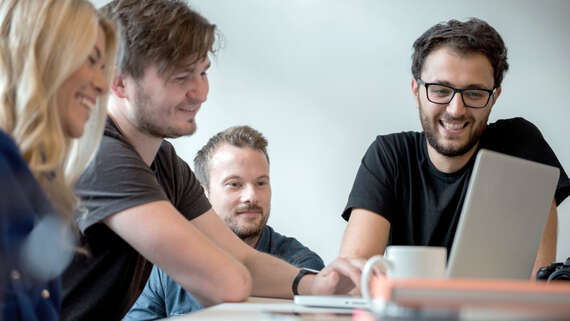 Start-Ups - Succesvolle concepten: een groep mannen aan een tafel