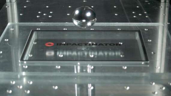 צג IK10 - מסך מגע חזק, טיפת מים נופלת על משטח שקוף