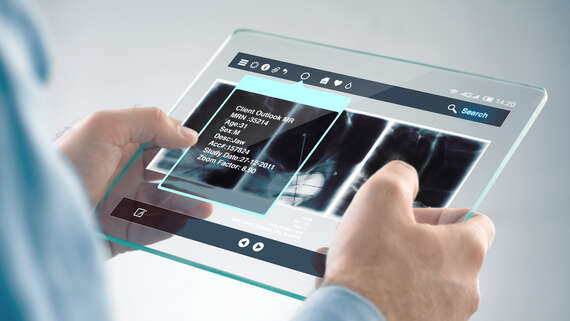 Start-ups - Instant Prototyping hænder, der holder en gennemsigtig tablet